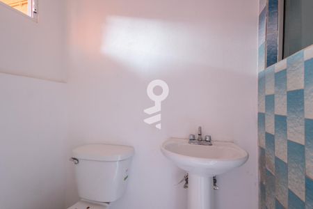 Medio baño  de casa de condomínio para alugar com 5 quartos, 80m² em San Felipe de Jesús, Ciudad de México
