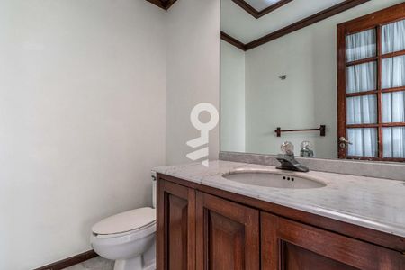 Medio baño  de casa de condomínio para alugar com 5 quartos, 555m² em Granjas Palo Alto, Ciudad de México